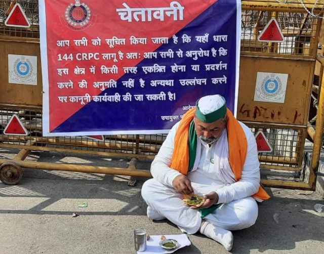 Rakesh Tikait ate food sitting on the road